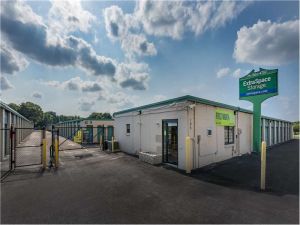 Extra Space Storage - 8250 - East Tampa - 105 S Falkenburg Rd