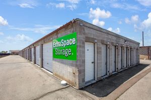 Extra Space Storage - 6450 - Logan - W 200 N