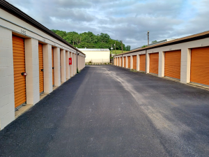 Storage Rentals of America - Collinsville - Business Center Court