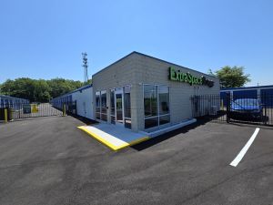 Extra Space Storage - 2214 - Seymour - Commerce Drive